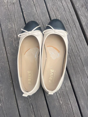 Ballerinaskor  - Fina ballerinaskor från Privé🌸 Använda fåtal gånger på bla festival vilket gjort att de fått mindre defekter, men ingenting som märks och i övrigt jättefina! (Klistret på sulan är bara för att jag haft utfyllnad där, tar självklart bort innan köp). Nypris: 900kr💕