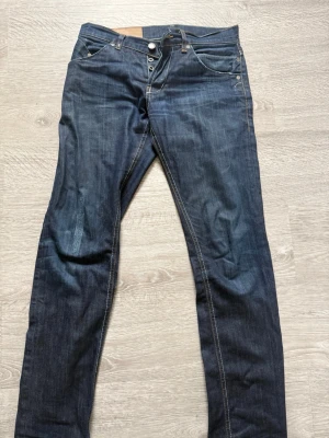 Mörkblå dondup jeans - Snygga mörkblå jeans från dondup