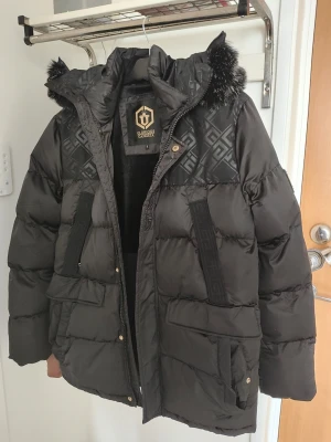 Glorious Gangsta Jacka - Svart Glorious Gangsta Jacka storlek S, endast använd en gång. Jackan har fina diskreta detaljer och med avtagbar fuskpäls. Väldigt snygg modell och passform. Vinterjacka, Vid eventuella frågor kontakta mig gärna och även om ni önskar fler bilder.