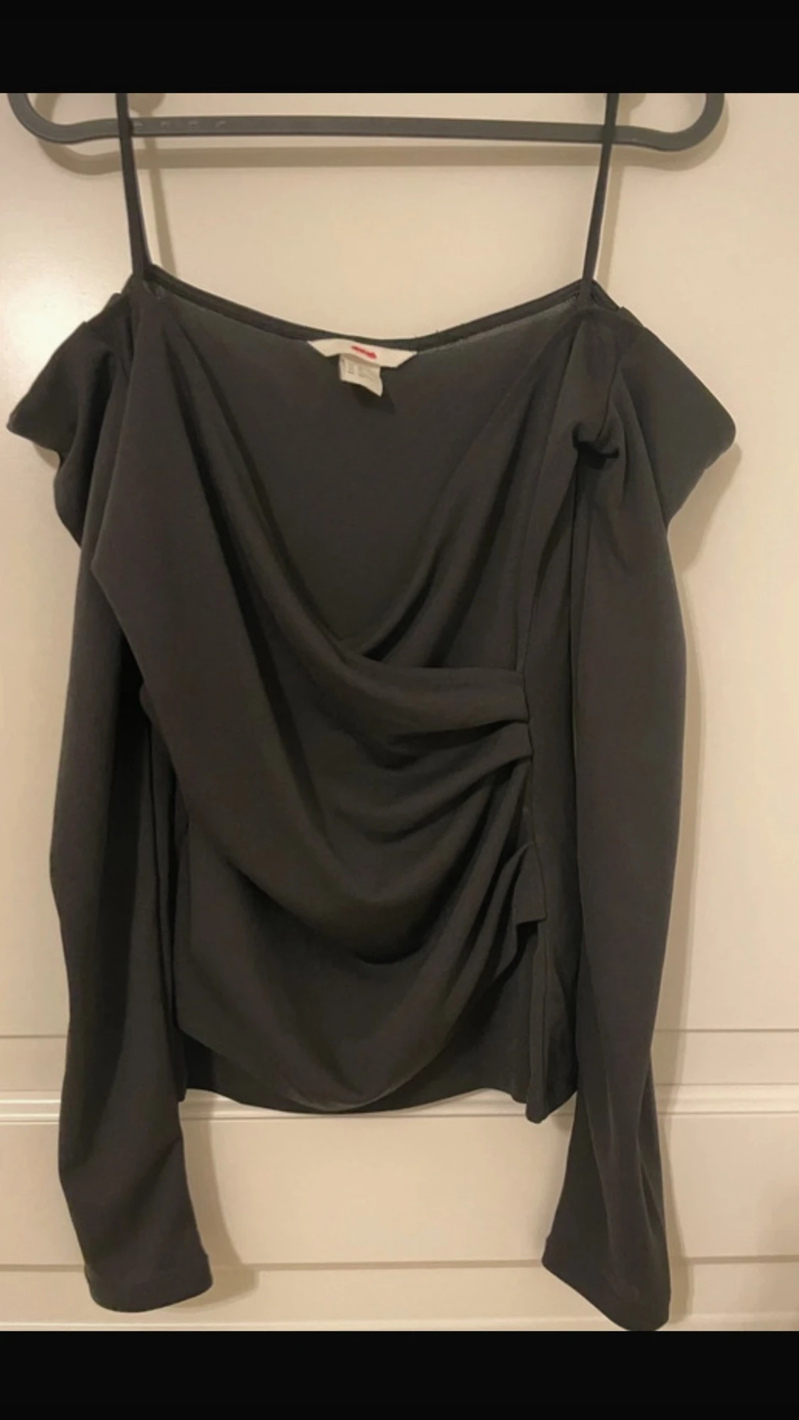 Svart off-shoulder tröja