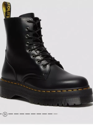 Svarta platåstövletter Dr. Martens - Klassiska svarta stövletter från Dr. Martens med hög platåsula och gul söm runt sulan. Tillverkade i slätt läder med snörning framtill och dragflik bak med logga. Helt nya och aldrig använda. Låda och kvitto finns