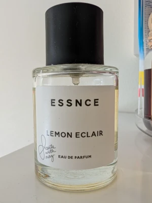 Lemon Eclair Essnce parfym  - Fast pris. Kan fixa fri frakt 🍓  Lemon Éclair är en parfym skapad i samarbete med Naz (Scents with Naz) och lanserades år 2024.
