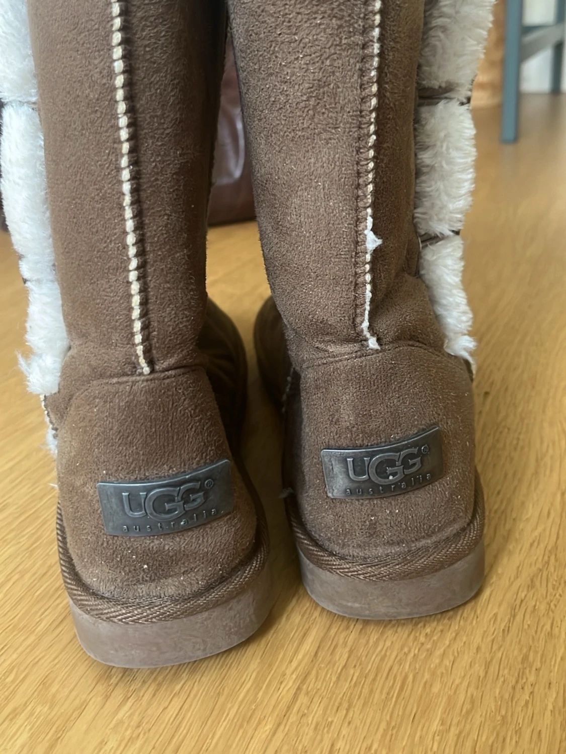 Bruna UGG-stövlar med knappar
