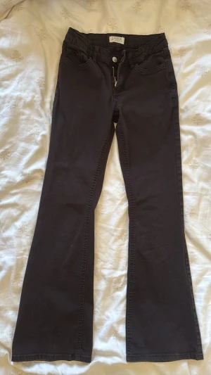 Svarta flared jeans från Lindex - Säljer ett par svarta bootcut jeans från Lindex  med normalhög midja. Storlek 158