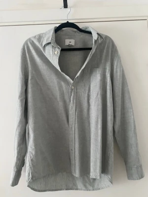 Ljusgrå/grön linneskjorta från H&M - Bilderna är lite taskiga när det kommer till färgen. Skulle säga att det är mer åt det gröna hållet. 