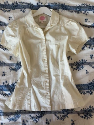 Kräm vit blus🌸 - Jätte fin kräm vit blus med knappar🌸