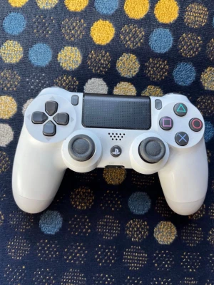 Vit ps4 kontroll - Vit ps4 kontroll 