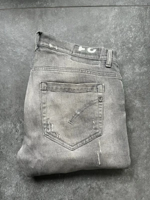 Dondup George jeans  - Tjena, säljer nu dessa riktigt snygga och populära dondup George jeansen, de är en snygg grå färg med både slitningar och hål, skicket är använt, storlek 31, modellen på bilden är 180 cm och väger 65 kg, hör av er vid frågor och funderingar🙌🤝 