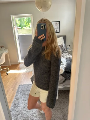 Grå stickad tröja mohair blend - Mysig grå stickad tröja från H&M Edition i en mjuk mohair- och ullblandning. Helt ny, endast provad. Perfekt längd och stora mysiga armar🤍  Nypris: 649kr Säljer för: 350kr