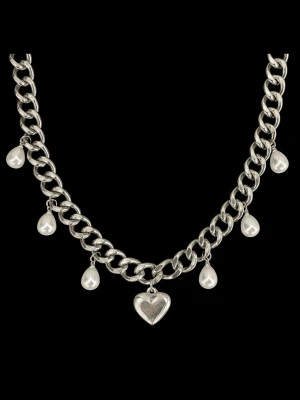 Silvrigt halsband med hjärthänge och droppformade . - https://vm.tiktok.com/ZNRDKN37d/   Matchande örhängen finns i en separat annons  Finns även i guldpläterad variant.  Material: 18K guldplätering på rostfritt stål Bredd: 9 mm Längd: 38-43cm Nickelfria och handgjorda. Märke : Diavansa smycken
