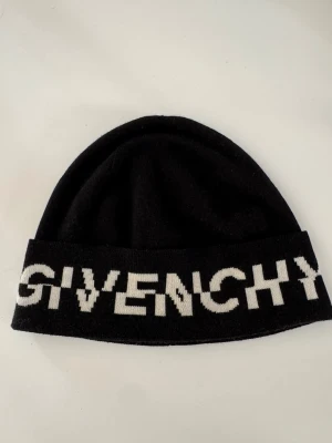  Givenchy mössa - Snygg svart mössa från Givenchy 