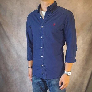 Ralph Lauren Skjorta - Stl S, Slim Fit - Snygg och eftertraktad skjorta från Ralph Lauren | Mycket bra skick: 9/10, inga fel | Stl: S, Slim fit | Modellen på bilden är 175cm och sitter fint | Pris kan sänkas vid snabb affär!