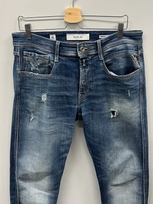 Replay Anbass - Feta slitningar utan defekter | Storlek W33 L32 | modellen är 185 cm och väger ca 75 kg.