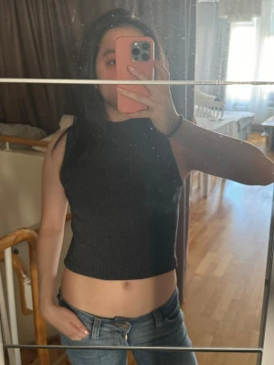 Croppad polo topp - Söt croppad polo topp ifrån Gina tricot 🤗 knappt använd och i fint skick! Priset kan diskuteras vid snabb försäljning 🙏💞 Skriv för bilder.
