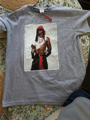 Grå Supreme t-shirt Playboicarti M - Supreme t-shirt i grått Playboicarti. Köpte i Paris under drop, kvitto finns nånstans har nog bilder. Betala 650kr i affär och säljer för endast 900 iom att dom tryckte ganska många