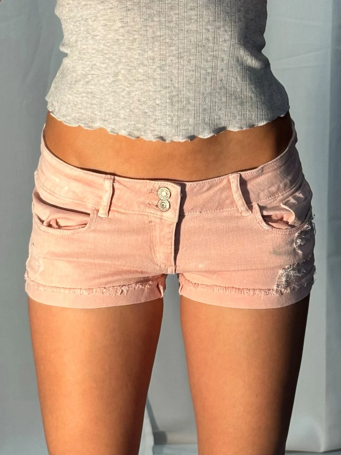 Ljusrosa jeansshorts 
