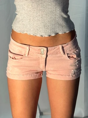 Ljusrosa jeansshorts  - #19 Detta plagg auktioneras ut i min Plick Live 30 juni kl.19.00. Midjemått: 37cm. Gren: 16cm. Kolla in min profil, följ för fler plagg🙌
