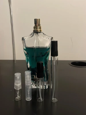 Jean Paul Gaultier Le beau edt samples  - Säljer en ikonisk Jean Paul Gaultier Le beau edt samples den klassiska manliga torsoflaskan med blågrön vätska och guldfärgad spraykork. sprayflaskor i olika storlekar 2ml 24 kr, 3ml 34kr, 5ml 56kr, 10ml 108kr, perfekt för dig som gillar kokosnöt tonkaböna vanilj och bergamont i en parfym. Enligt min åsikt den bästa sommar parfymen, rekommenderar starkt!