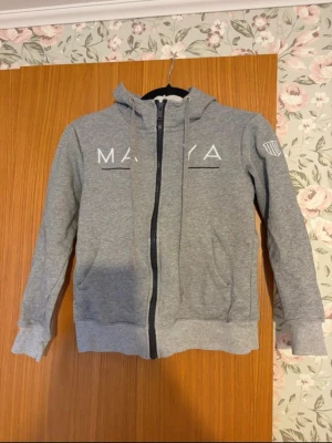 Maya Delorez - Snygg grå hoodie med dragkedja från Maya Delorez. Storlek 2xs