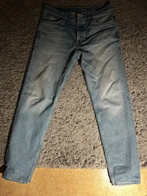 COS slim jeans  - Säljer ett par ljusblå jeans från COS. Slim jeans som inte används så mycket, bra skick och inga defekter. Nypris runt 800kr skulle jag säga, jag säljer de för 150kr. Kontakta mig om du har frågor.