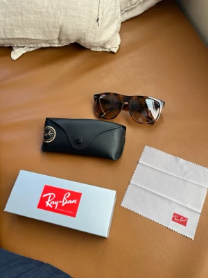 Rayban boyfriend  - Säljer nu ett par rayban boyfriend i ny skick allt ingår som putsduk och box mm. Pris går att diskutera vid snabb affär. MVH