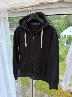 Ralph lauren zip hoodie  - Ralph lauren zip hoodie i storlek M passar mer S. Använd men fint beg skick! Pris 399kr