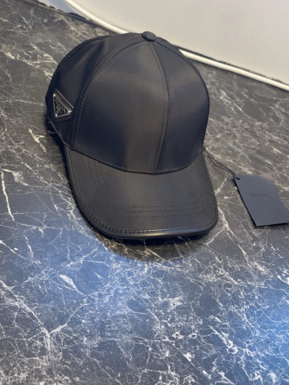 Svart keps från Prada i nylon