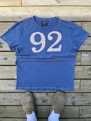 Abercrombie tee - Riktigt fet Abercrombie tee. Storlek M. Snygg som tusan