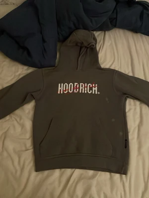 Hoodrich hoodie - En Hoodrich tröja i storlek m i barn 10-12 år, hoodien har stearinfläckar på sig som vi har försökt ta bort men har inte gått. Byten funkar också!😀