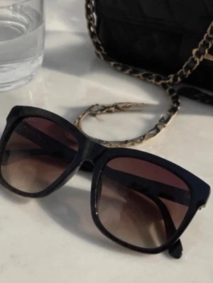 Svarta solglasögon från Gucci - Snygga svarta solglasögon från Gucci med fyrkantig form och mörktonade glas. Kommer med originalfodral och äkthetskort. Perfekta för att höja din stil i solen.