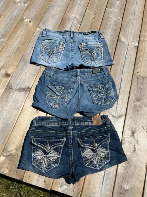 Y2k low waist jeansshorts  - Har fler en dessa så bara att fråga. Priset är 240-275 styck. Se bilder för midjemått. Kan sälja alla för 675kr. Om du köper utan att kontakta migskickar jag en random. Inte miss me btw