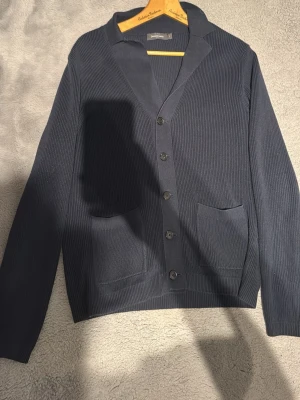 Cardigan  - Oanvänd cardigan från dressman riktig snygg till allt från vardag till fest. Gjort i bomull och är väldigt tunn så funkar riktigt bra till sena sommar kvällar till kalla höstdagar. Passar folk från 170-182~  nypris 900 och går knappt att få tag på längre i butik