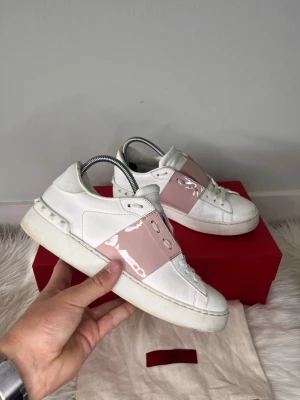 Valentino opens - Säljer dessa supersnygga valentino opens💫 | Skorna är i strl 37, och är i 9/10 skick. | Dustbag medföljer 💫 |   Hör av er vid frågor☺️