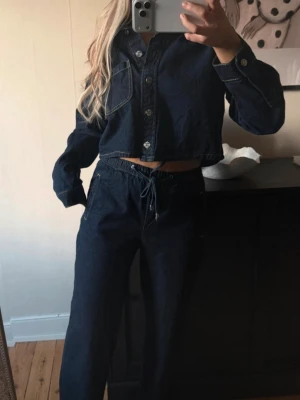Denim Set Zara  - Raka byxor och lite croppad jeansskjorta, båda i storlek S! Silvriga detaljer, mörkblå tvätt. Använt endast en gång!