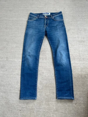 Jacob Cohën Jeans - Säljer nu dessa snygga Jacob Cohën jeans! 👖   Skicket är otroligt bra 9/10, jeansen har inga fläckar eller defekter. QR-kod finns!  Storleken är 32, men jag skulle säga att den passar som 31, relaxed fit.  Passformen är Nick Slim, (herrmodell).  Nypris på jeansen är runt 5000 kr  Om du har frågor eller funderingar, eller om du vill ha fler bilder är det bara att fråga!🤗 