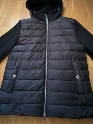 Svart cardigan jacka  - Snygg svart cardigan jacka som inte längre säljs hos H&M och är nästan helt oanvänd.