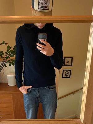 Navy kashmir hoodie - Denna kashmir hoodie i färgen navy är väldigt trendig. Den passar till många väder och går aldrig fel till ett par sköna jeans. Den är i mycket bra skick och prisvärd.