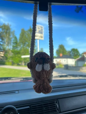 Virkad car hanger - Virkad ”car hanger” med en gungande valross, perfekt att hänga i bilen eller att ha som dekoration hemma☺️ Säljer även car hangers med andra djur på min sida!💗