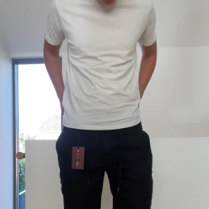 Helt Nya Loro Piana Linneshorts  - Säljer ett par sjukt feta linne shorts från Loro Piana i strl 32 vilkett motsvarar ungefär strl M. Shortsen är helt nya med lapp kvar tyvärr är stickern halvt bortdragen men de är INTE ÄKTA!! Hör gärna av er vid frågor eller funderingar!! 