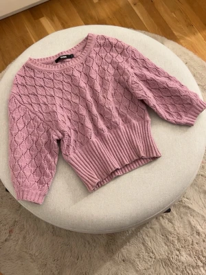 Ljuslila stickad topp  - Söt ljuslila stickad topp från BikBok med korta puffärmar och bred ribbad midja. Passar Xs/S 💕 knappt använd