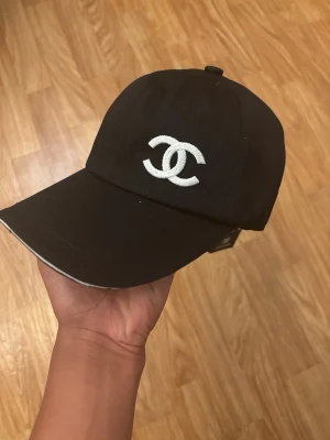 CC Keps - Snygg svart vit CC keps helt oanvänd!!!