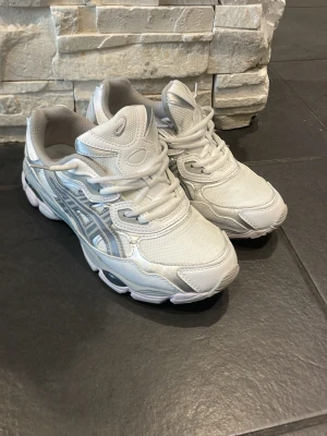 Asics gel - Ett par sköna asics gel som är perfekta nu inför sommaren! | Strl; 41 | Inget og, har bara en box som är trasig t de! Kan skickas med om önskas! | Skick; 8,5-9/10 | Pris kan diskuteras vid en snabb och smidig affär! /Mvh Nitro 🫆