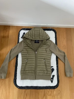 Olivgrön cardigan jott - Olivgrön jacka från Jott