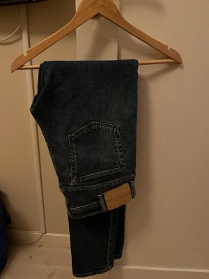 Mörkblå  jeans från acne studios  - Fina mörkblå jeans från acne  studios i modellen blå konst!! 32:32