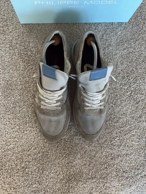 Philippe Model grå sneakers - Tjena säljer ett par super feta Philippe model skor tprx parfait nu inför sommaren. Som ni ser på bilderna är det lite fläckar men syns inte så mycket box ingår pris kan diskuteras vid en snabb affär🍾