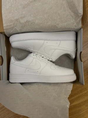 Air Force 1 - Oanvända helt fräscha helvita Air Force 1s i storlek 44