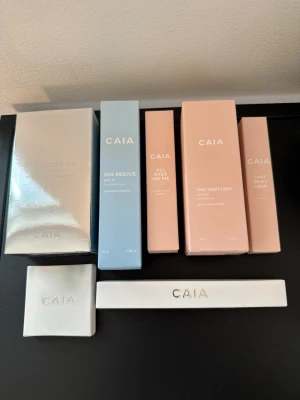 Helt nya CAIA produkter fynda paketpris!  - Helt nya/oanvända produkter från CAIA. Tveka inte att höra av dig för mer info om produkterna :) - The Glow Oil (body shimmer oil, avocado oil+vitamin E) - SOS Rescue Balm (shea butter+vitamin E)  - All Eyes On Me Eyeshadow Primer  - That Dewy Look Serum (for normal skin, glycolic acid+niacinamide)  - That Dewy Look Eye Gloss  - Eyeshadow i färgen Mykonos (se bild förpackningen har fläck, fick den så vid köp) - Perfect Pout Lip Primer (använd som balm för läpparna eller bas/prep inför läppstift)