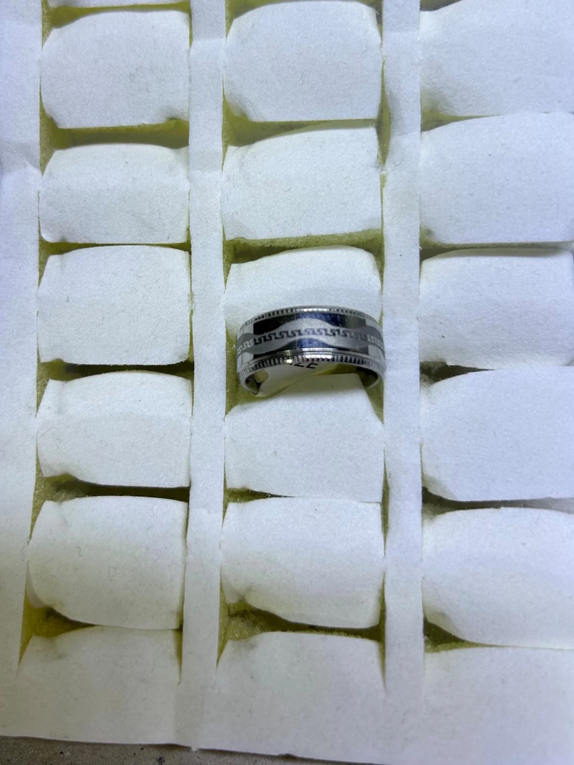 Silverfärgad ring med grekiskt mönster - 2