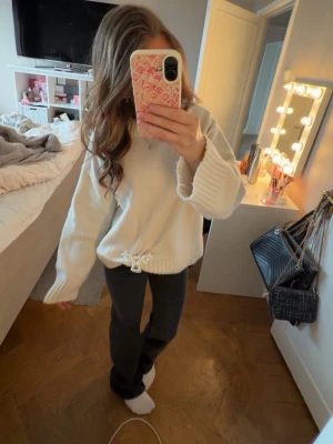 Svarta jeans  - Säljer dessa svart gråa jeans med lite rakare model köptes för 400