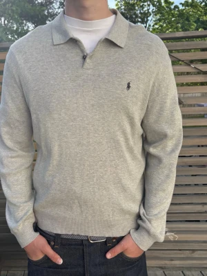 Ljusgrå pikétröja från Ralph Lauren - Säljer just nu en över fett polo ralphlauren pikétröja för endast 499kr, slå till innan den säljs. Modellen är 185cm och tröjan är lite för liten. Skriv för flera frågor!